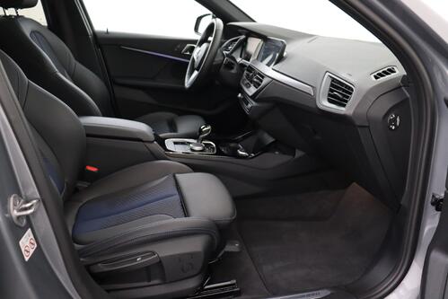 BMW 118  iA M -SPORT  STEPTRONIC + GPS + CARPLAY + CAMERA + PDC + HALF/LEDER + CRUISE + PANO DAK + ALU 