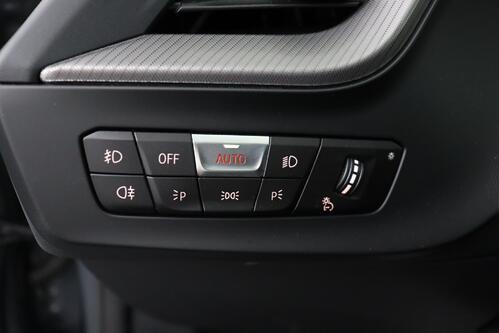 BMW 118  iA M -SPORT  STEPTRONIC + GPS + CARPLAY + CAMERA + PDC + HALF/LEDER + CRUISE + PANO DAK + ALU 