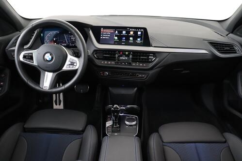 BMW 118  iA M -SPORT  STEPTRONIC + GPS + CARPLAY + CAMERA + PDC + HALF/LEDER + CRUISE + PANO DAK + ALU 
