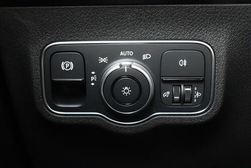 MERCEDES-BENZ GLB 180  AMG-Line dA + LEDER + PDC + CRUISE + ALU 