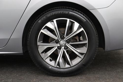PEUGEOT 508 ALLURE PACK 1.2 PURETECH  EAT8 + A/T + GPS + CARPLAY + CAMERA + PDC + CRUISE + HALF/LEDER + ALU 