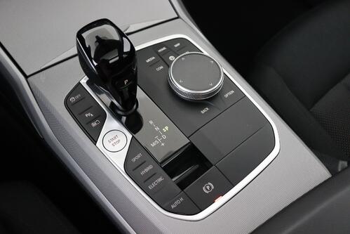 BMW 320 e TOURING iA + GPS + CARPLAY + PDC + CRUISE + PANO DAK + ALU + TREKHAAK 