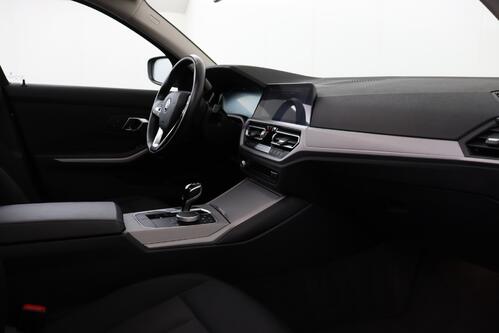 BMW 320 e TOURING iA + GPS + CARPLAY + PDC + CRUISE + PANO DAK + ALU + TREKHAAK 