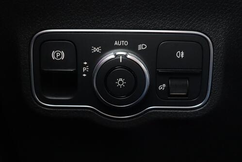 MERCEDES-BENZ GLB 180 AMG-Line iA  + GPS + LEDER/ALCANTARA + PDC + CRUISE + ALU 19