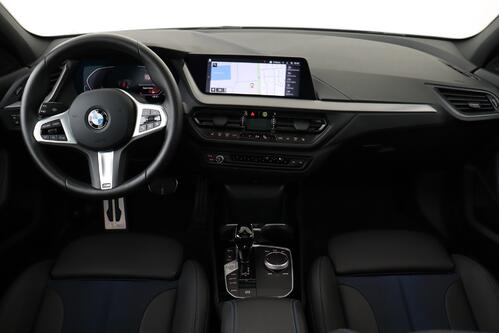 BMW 118 iA M -SPORT STEPTRONIC  + GPS + CARPLAY + CAMERA + PDC + PANO DAK + CRUISE + ALU