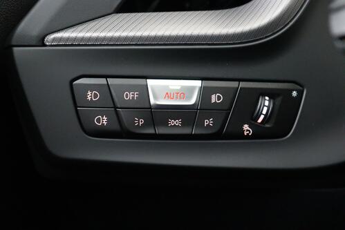 BMW 118 iA M -SPORT STEPTRONIC  + GPS + CARPLAY + CAMERA + PDC + PANO DAK + CRUISE + ALU