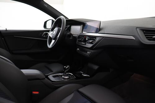 BMW 118 iA M -SPORT STEPTRONIC  + GPS + CARPLAY + CAMERA + PDC + PANO DAK + CRUISE + ALU