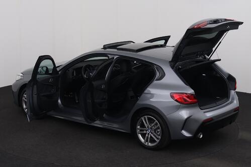 BMW 118 iA M -SPORT STEPTRONIC  + GPS + CARPLAY + CAMERA + PDC + PANO DAK + CRUISE + ALU