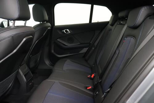 BMW 118 iA M -SPORT STEPTRONIC  + GPS + CARPLAY + CAMERA + PDC + PANO DAK + CRUISE + ALU
