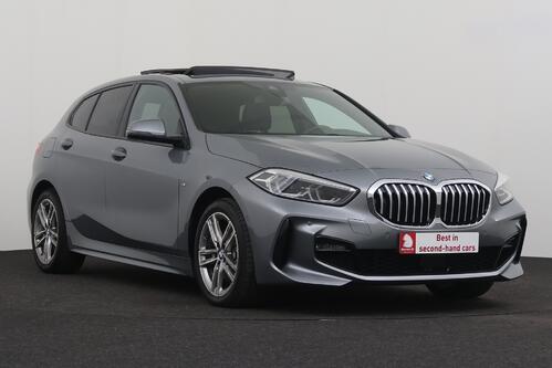 BMW 118 iA M -SPORT STEPTRONIC  + GPS + CARPLAY + CAMERA + PDC + PANO DAK + CRUISE + ALU