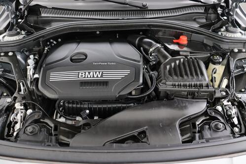 BMW 118 iA M -SPORT STEPTRONIC  + GPS + CARPLAY + CAMERA + PDC + PANO DAK + CRUISE + ALU