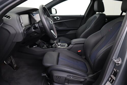 BMW 118 iA M -SPORT STEPTRONIC  + GPS + CARPLAY + CAMERA + PDC + PANO DAK + CRUISE + ALU