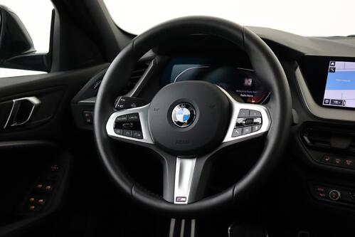 BMW 118 iA M -SPORT STEPTRONIC  + GPS + CARPLAY + CAMERA + PDC + PANO DAK + CRUISE + ALU