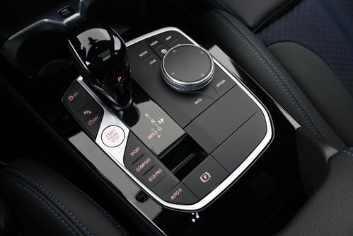 BMW 118 iA M -SPORT STEPTRONIC  + GPS + CARPLAY + CAMERA + PDC + PANO DAK + CRUISE + ALU