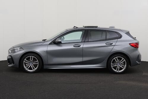 BMW 118 iA M -SPORT STEPTRONIC  + GPS + CARPLAY + CAMERA + PDC + PANO DAK + CRUISE + ALU