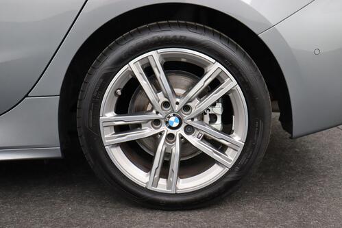 BMW 118 iA M -SPORT STEPTRONIC  + GPS + CARPLAY + CAMERA + PDC + PANO DAK + CRUISE + ALU