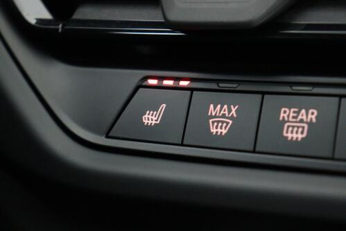 BMW 118 iA M -SPORT STEPTRONIC  + GPS + CARPLAY + CAMERA + PDC + PANO DAK + CRUISE + ALU