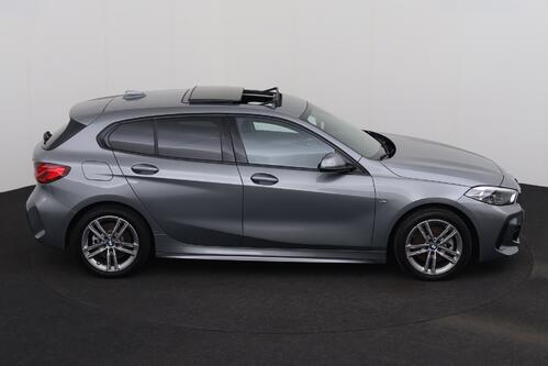 BMW 118 iA M -SPORT STEPTRONIC  + GPS + CARPLAY + CAMERA + PDC + PANO DAK + CRUISE + ALU