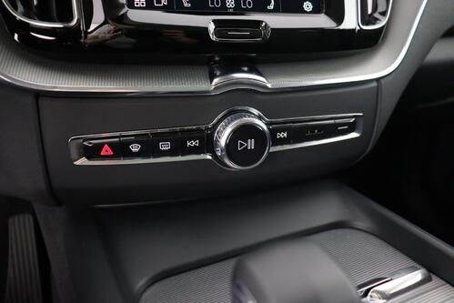 VOLVO XC60 PLUS DARK 2.0T8 RECHARGE + CARPLAY + GPS + CAMERA + PDC + CRUISE (ACC) + PANO + LEDER + ALU 