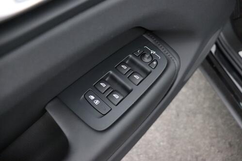 VOLVO XC60 PLUS DARK 2.0T8 RECHARGE + CARPLAY + GPS + CAMERA + PDC + CRUISE (ACC) + PANO + LEDER + ALU 