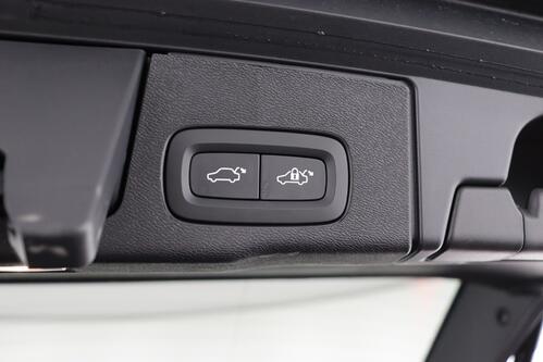 VOLVO XC60 PLUS DARK 2.0T8 RECHARGE + CARPLAY + GPS + CAMERA + PDC + CRUISE (ACC) + PANO + LEDER + ALU 