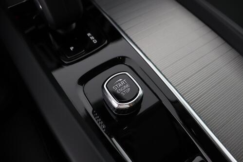 VOLVO XC60 PLUS DARK 2.0T8 RECHARGE + CARPLAY + GPS + CAMERA + PDC + CRUISE (ACC) + PANO + LEDER + ALU 