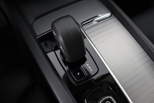 VOLVO XC60 PLUS DARK 2.0T8 RECHARGE + CARPLAY + GPS + CAMERA + PDC + CRUISE (ACC) + PANO + LEDER + ALU 