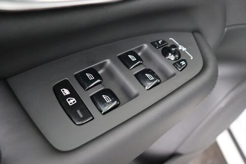 VOLVO XC90 PLUS BRIGHT 2.0 T8 RECHARGE GEARTRONIC + 7PL. + GPS + LEDER + CARPLAY + CAMERA + PDC + CRUISE + PANO DAK + ALU 21