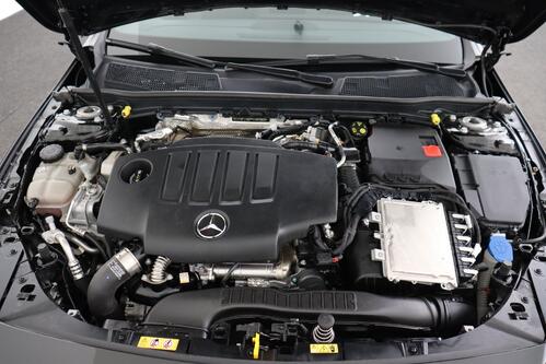 MERCEDES-BENZ A 180 dA + GPS + CARPLAY + LEDER/ALCANTARA + PDC + CRUISE + OPEN DAK + ALU 18