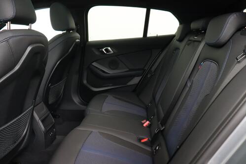 BMW 118  M-SPORT iA STEPTRONIC + GPS + CARPLAY + CAMERA + PDC + CRUISE + OPEN DAK + HALF/LEDER + ALU