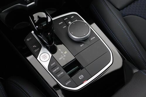 BMW 118  M-SPORT iA STEPTRONIC + GPS + CARPLAY + CAMERA + PDC + CRUISE + OPEN DAK + HALF/LEDER + ALU