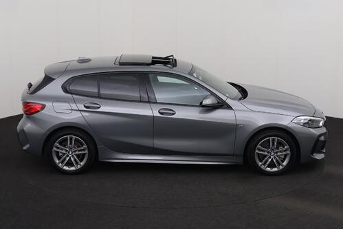BMW 118  M-SPORT iA STEPTRONIC + GPS + CARPLAY + CAMERA + PDC + CRUISE + OPEN DAK + HALF/LEDER + ALU