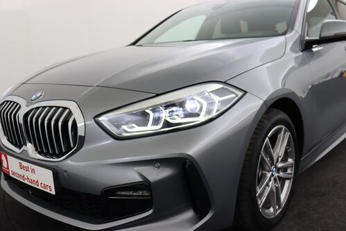 BMW 118  M-SPORT iA STEPTRONIC + GPS + CARPLAY + CAMERA + PDC + CRUISE + OPEN DAK + HALF/LEDER + ALU