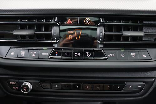 BMW 118  M-SPORT iA STEPTRONIC + GPS + CARPLAY + CAMERA + PDC + CRUISE + OPEN DAK + HALF/LEDER + ALU