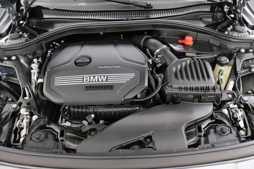 BMW 118  M-SPORT iA STEPTRONIC + GPS + CARPLAY + CAMERA + PDC + CRUISE + OPEN DAK + HALF/LEDER + ALU