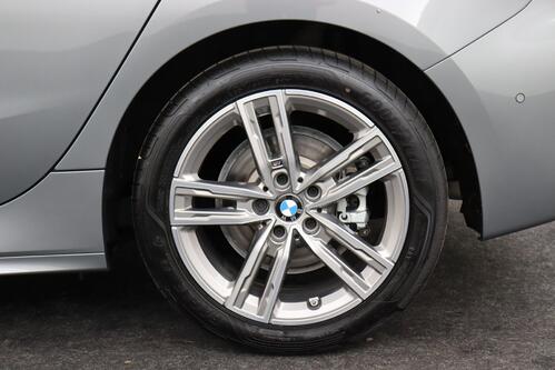 BMW 118  M-SPORT iA STEPTRONIC + GPS + CARPLAY + CAMERA + PDC + CRUISE + OPEN DAK + HALF/LEDER + ALU