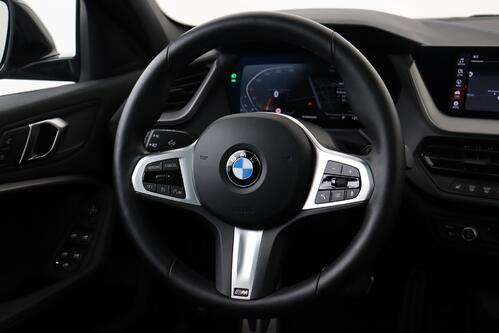 BMW 118  M-SPORT iA STEPTRONIC + GPS + CARPLAY + CAMERA + PDC + CRUISE + OPEN DAK + HALF/LEDER + ALU