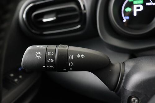 TOYOTA Yaris 1.5i  HYBRID CVT + A/T + GPS + CAMERA + PDC + CRUISE + ALU 