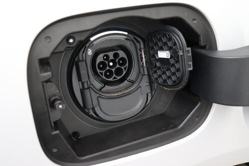 MERCEDES-BENZ B 250 e iA BUS.SOLUTION 8G-DCT + GPS + CAMERA + PDC + CRUISE + LEDER/ALCANTARA + ALU 19