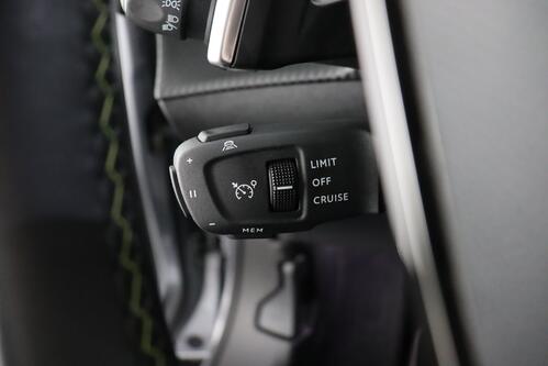 PEUGEOT 2008 *GT-PACK 1.2 PURETECH EAT8 + A/T + GPS + CARPLAY + LEDER/ALCANTARA + CAMERA + PDC + CRUISE + ALU 18