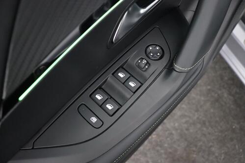 PEUGEOT 2008 *GT-PACK 1.2 PURETECH EAT8 + A/T + GPS + CARPLAY + LEDER/ALCANTARA + CAMERA + PDC + CRUISE + ALU 18