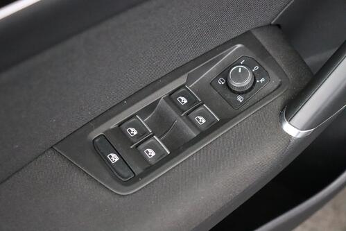 VOLKSWAGEN Touran TRENDLINE 1.5TSI DSG7 + 7PL. + CARPLAY + CRUISE (ACC) + STOF/ALCANTARA + ALU 16