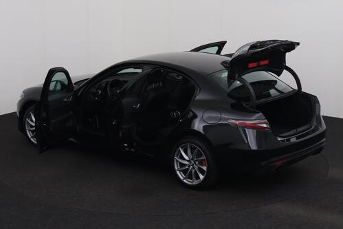 ALFA ROMEO Giulia SPORT 2.0T8 Q4 + A/T + GPS + LEDER + CAMERA + PDC + CRUISE(ACC) + ALU 