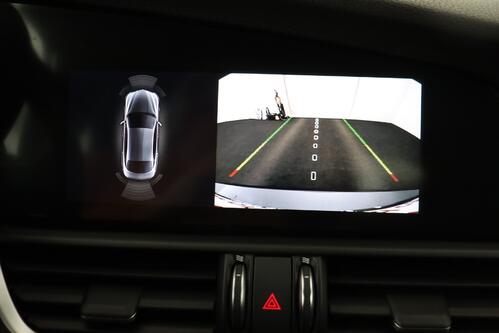 ALFA ROMEO Giulia SPORT 2.0T8 Q4 + A/T + GPS + LEDER + CAMERA + PDC + CRUISE(ACC) + ALU 