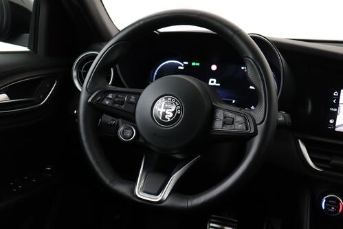 ALFA ROMEO Giulia SPORT 2.0T8 Q4 + A/T + GPS + LEDER + CAMERA + PDC + CRUISE(ACC) + ALU 