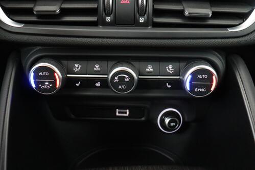 ALFA ROMEO Giulia SPORT 2.0T8 Q4 + A/T + GPS + LEDER + CAMERA + PDC + CRUISE(ACC) + ALU 