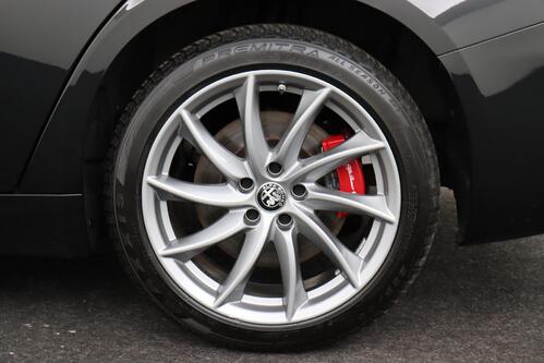 ALFA ROMEO Giulia SPORT 2.0T8 Q4 + A/T + GPS + LEDER + CAMERA + PDC + CRUISE(ACC) + ALU 