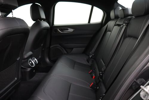 ALFA ROMEO Giulia SPORT 2.0T8 Q4 + A/T + GPS + LEDER + CAMERA + PDC + CRUISE(ACC) + ALU 