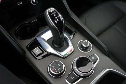 ALFA ROMEO Giulia SPORT 2.0T8 Q4 + A/T + GPS + LEDER + CAMERA + PDC + CRUISE(ACC) + ALU 