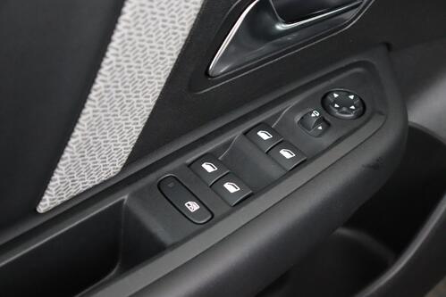 CITROEN C4 1.2 PURETECH + A/T + GPS + CARPLAY + CAMERA + PDC + CRUISE + HALF/LEDER + ALU 18